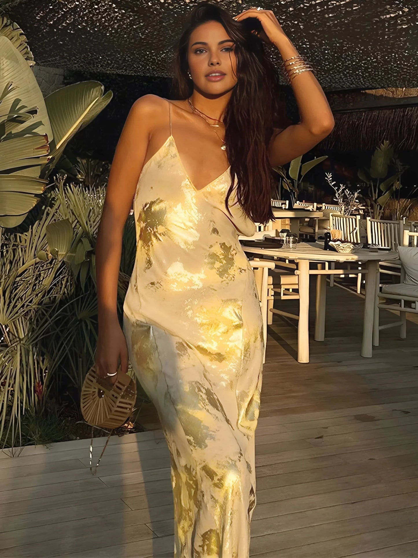 Vestido largo de fiesta dorado estampado floral con tirantes finos