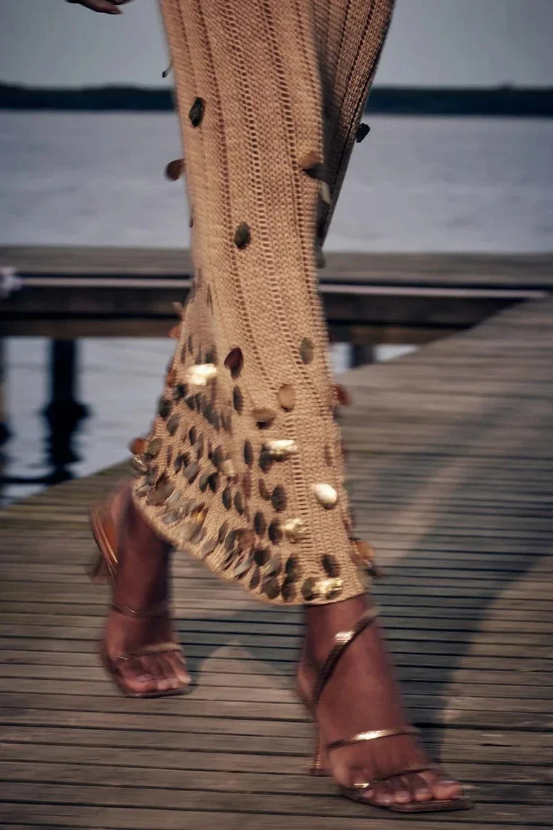 Vestido largo de mujer dorado con lentejuelas y mangas largas