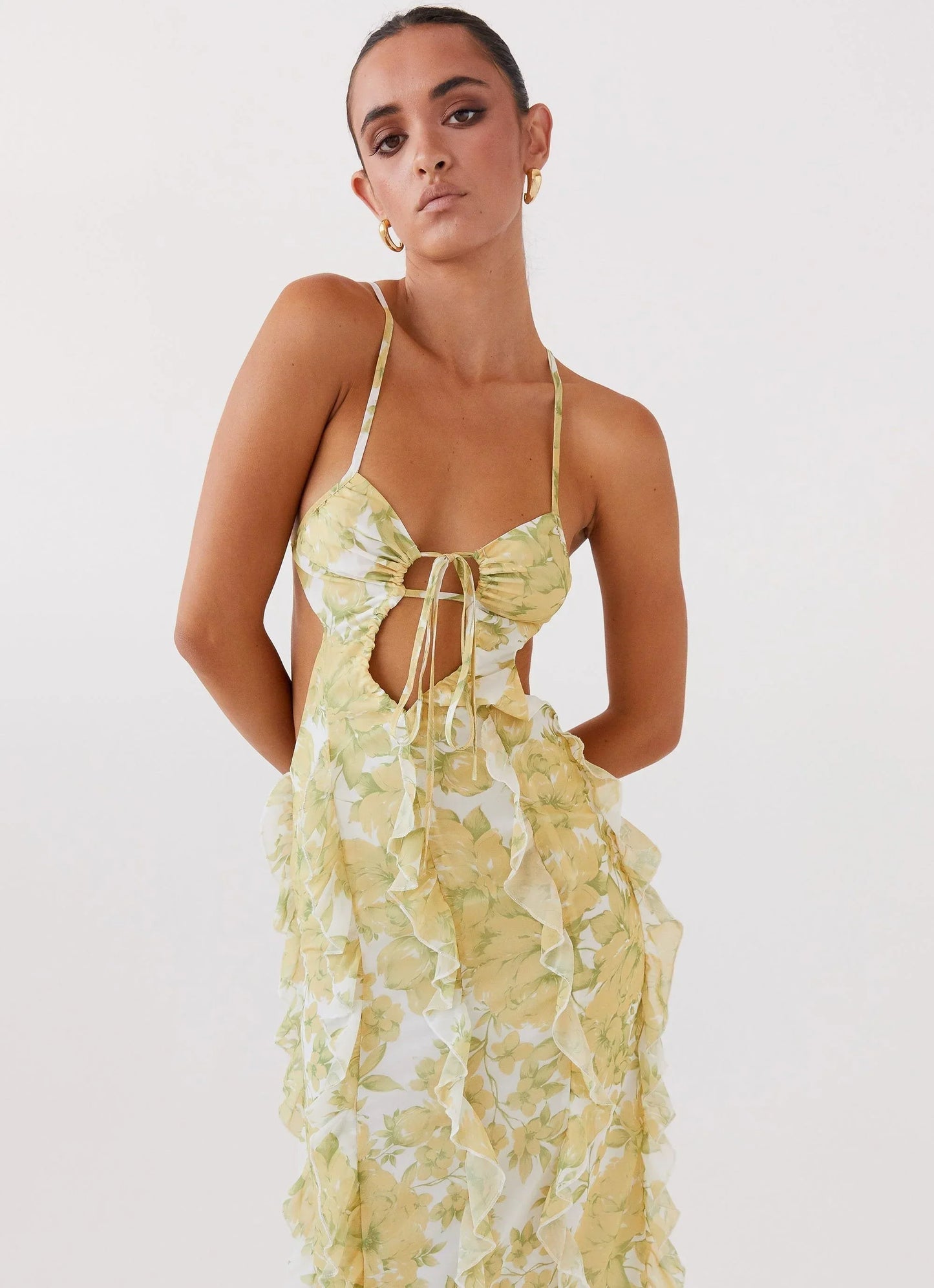 Vestido largo con volantes y estampado floral amarillo