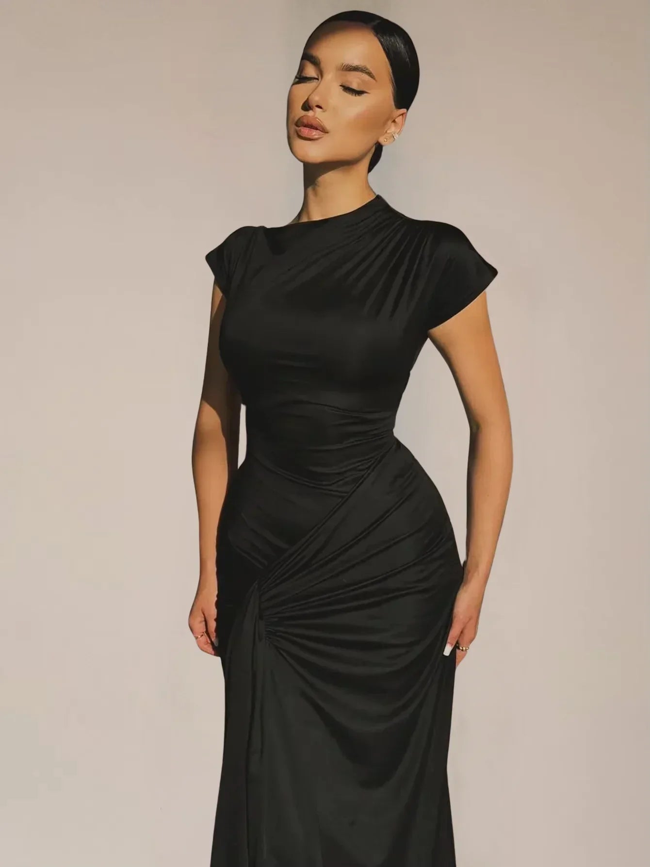 Vestido largo fluido de mujer fruncido con mangas cortas para fiesta