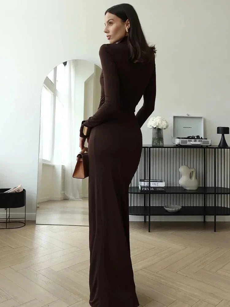 Vestido maxi marrón para mujer con cuello alto y mangas largas