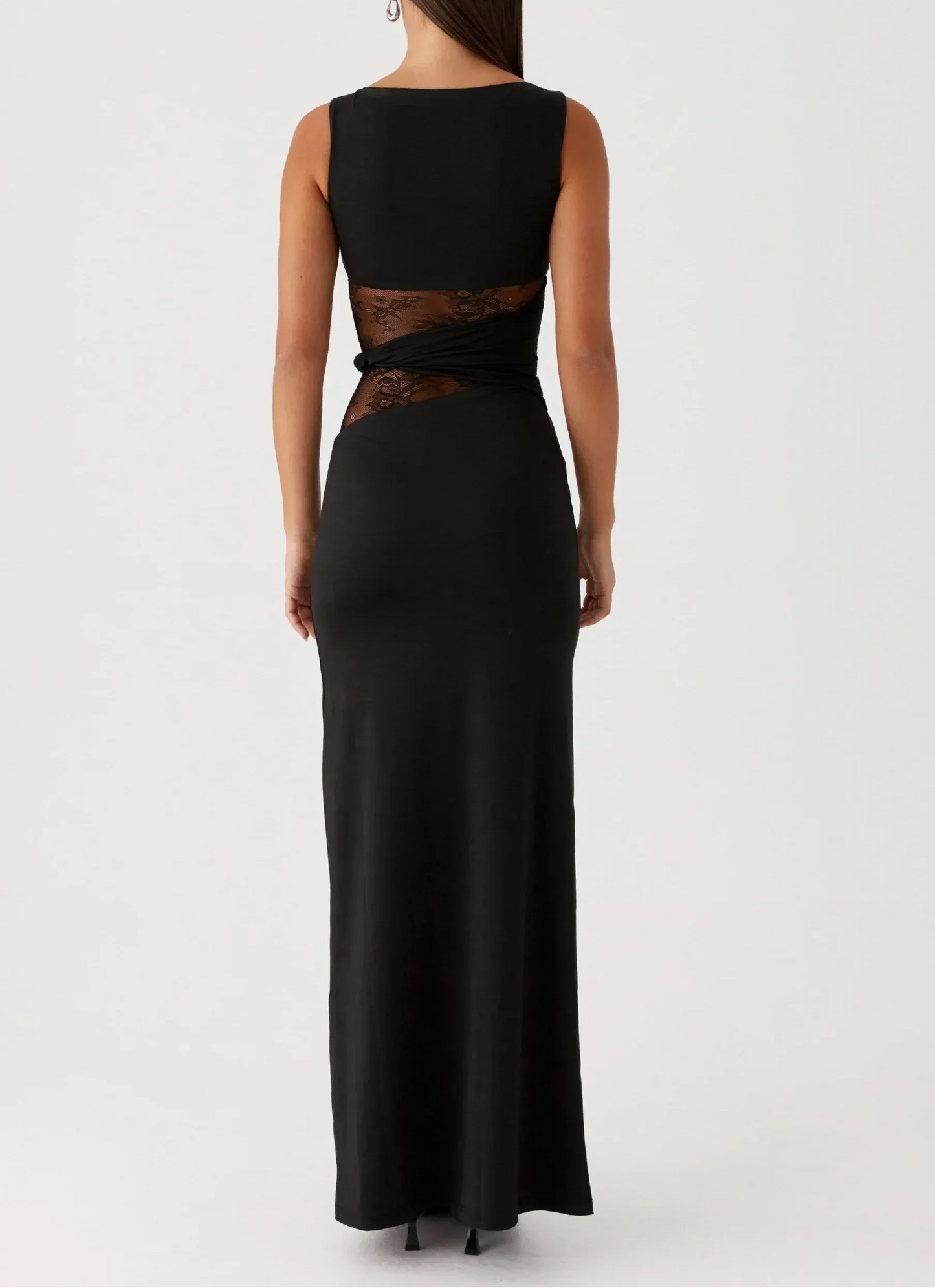 Vestido largo negro con encaje y recortes