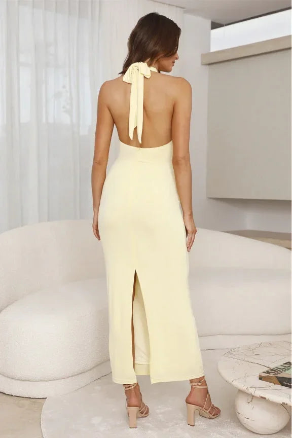 Vestido largo amarillo con cuello halter y pliegues