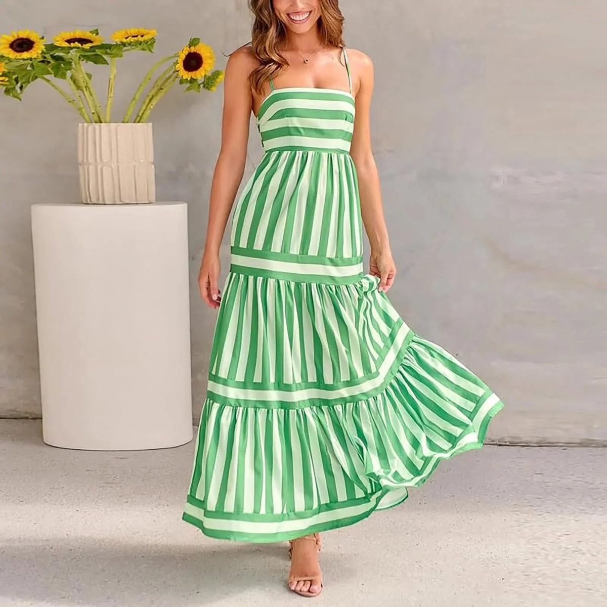 Vestido largo a rayas con tirantes finos para verano