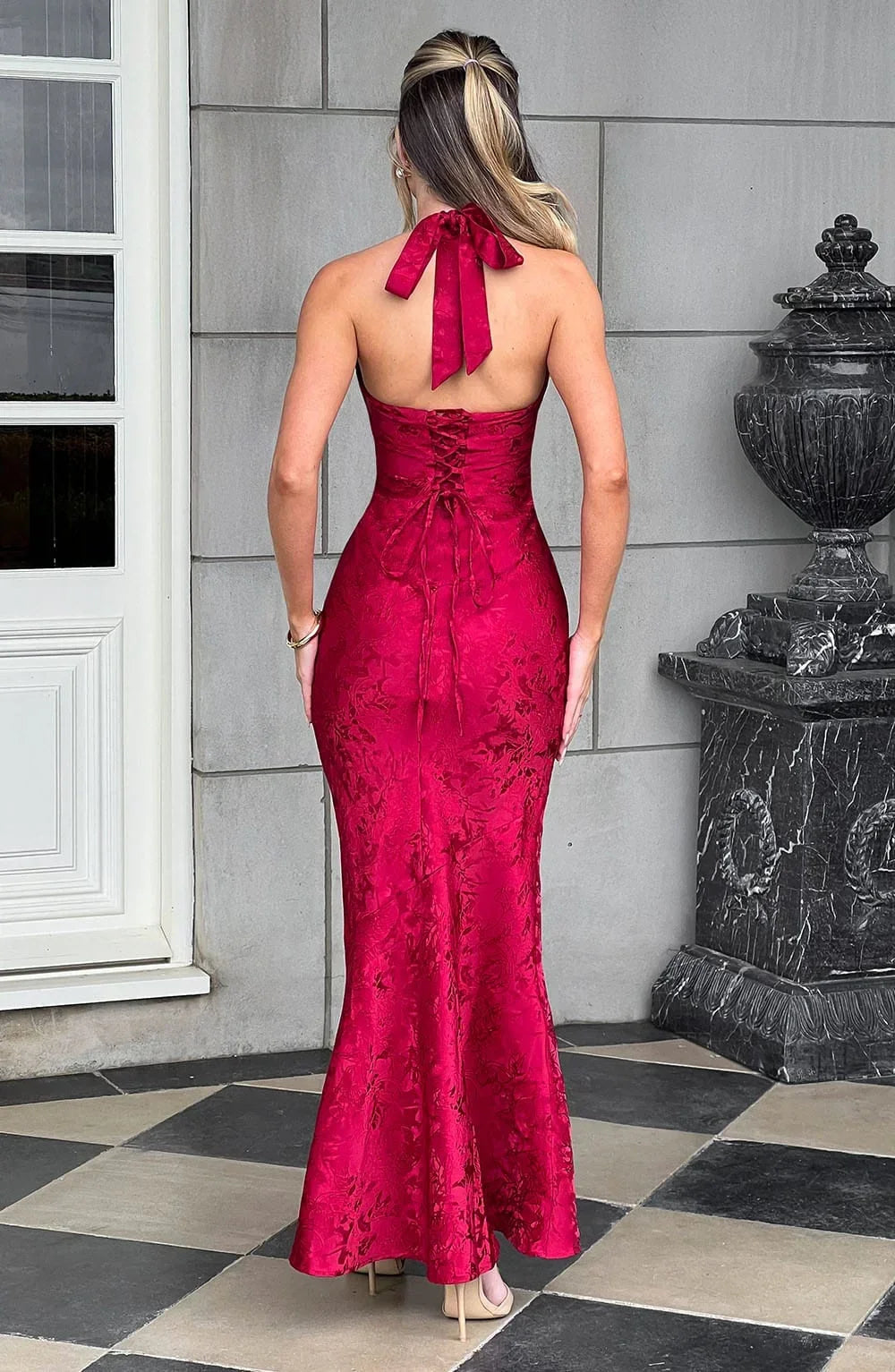 Vestido largo rojo texturizado cuello halter con escote pronunciado