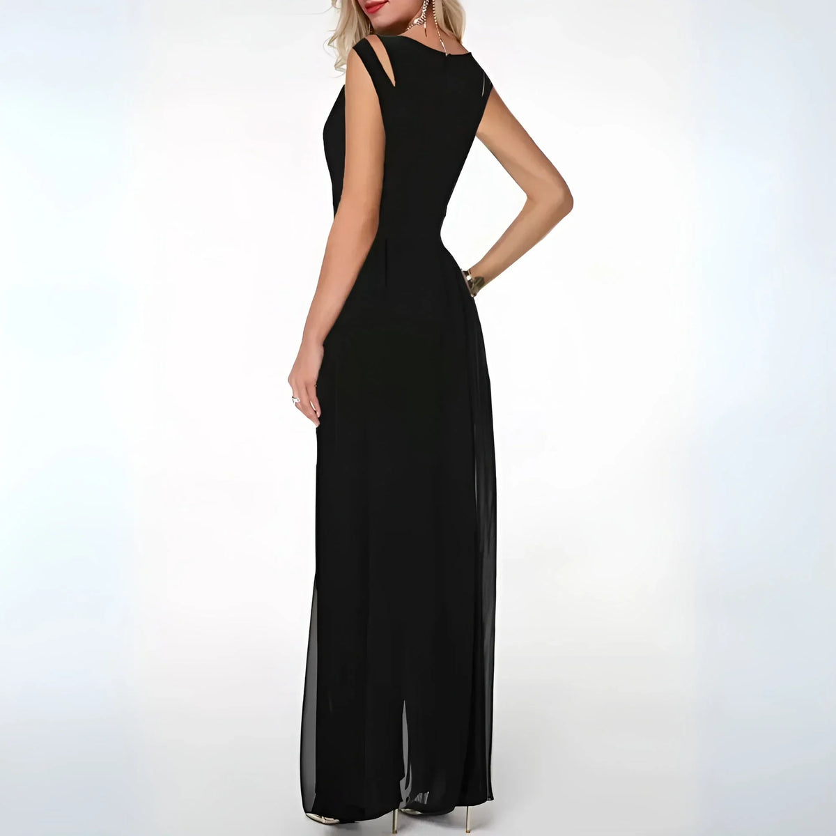 Vestido largo de noche sin mangas con recortes elegantes