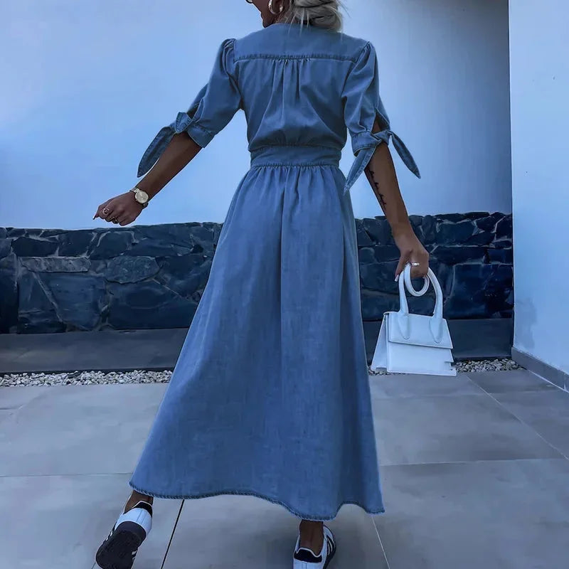 Vestido largo de mujer en denim azul con cuello en V y botones