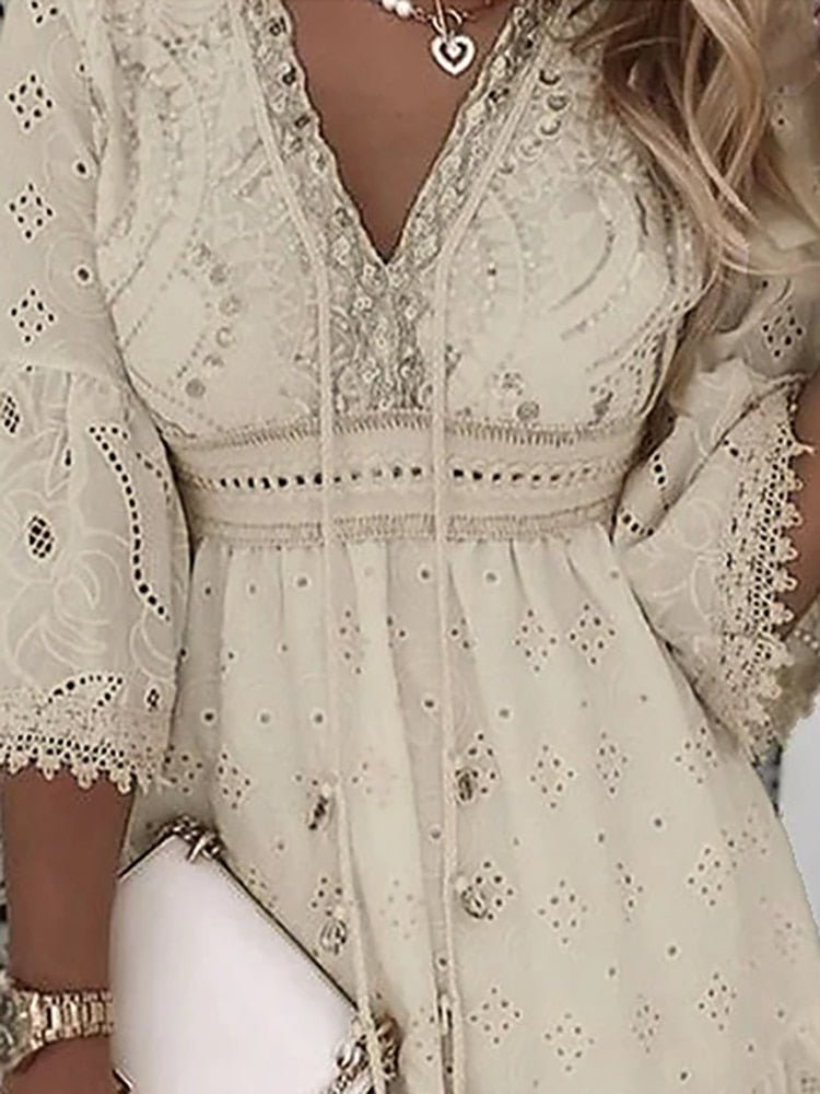 ELENA – Vestito mini bohémien con scollo a V, maniche a campana e dettagli in pizzo