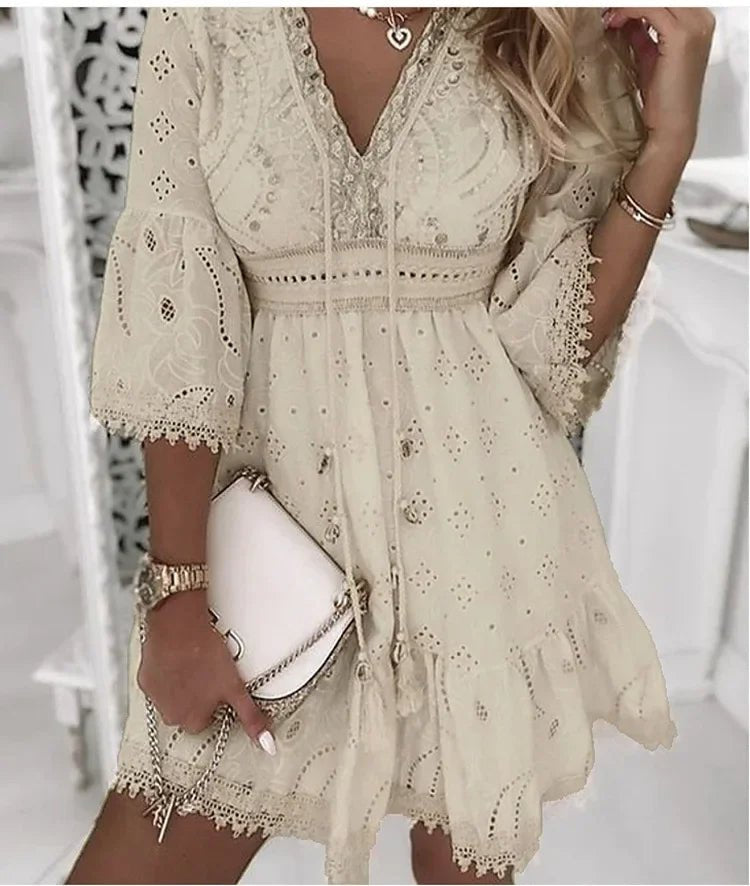 ELENA – Vestito mini bohémien con scollo a V, maniche a campana e dettagli in pizzo