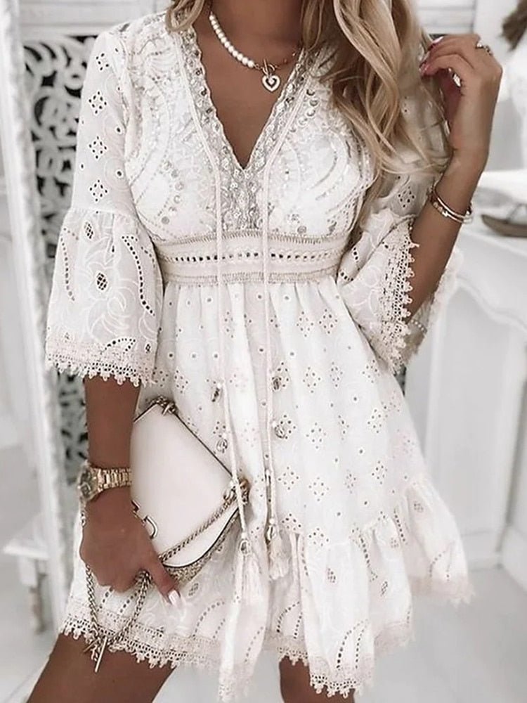 ELENA – Vestito mini bohémien con scollo a V, maniche a campana e dettagli in pizzo