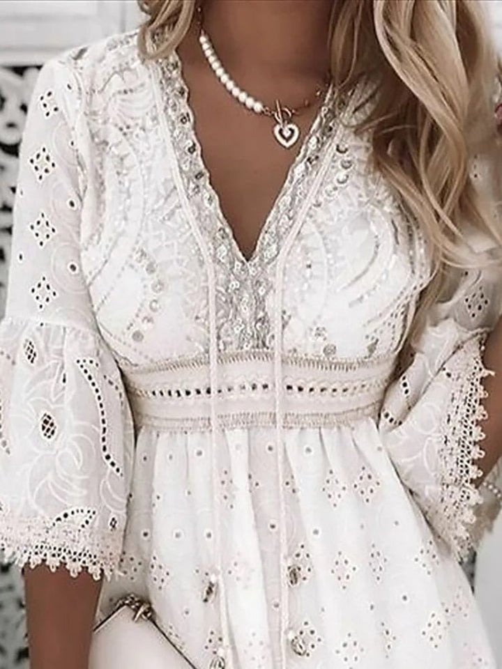 ELENA – Vestito mini bohémien con scollo a V, maniche a campana e dettagli in pizzo