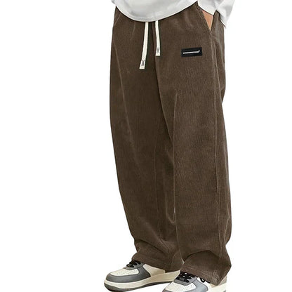 José | Pantalones de hombre de corte ancho con cordón y bolsillos.