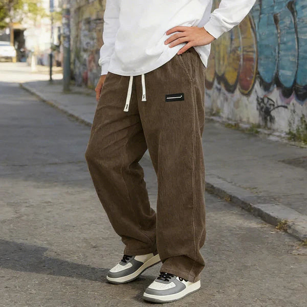 José | Pantalones de hombre de corte ancho con cordón y bolsillos.