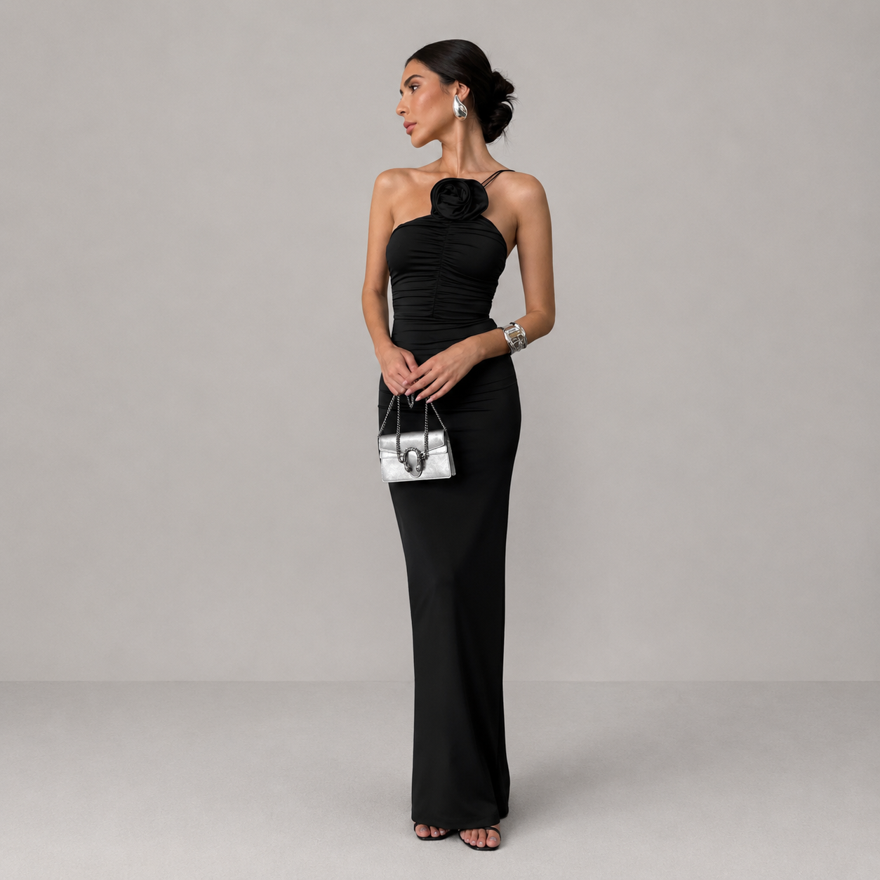 Vestido largo de mujer negro sin mangas