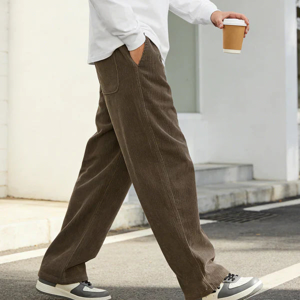 José | Pantalones de hombre de corte ancho con cordón y bolsillos.