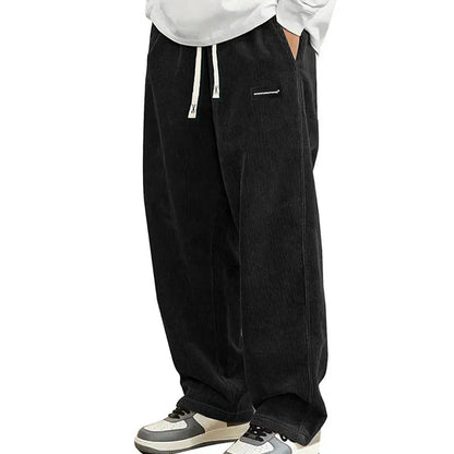 José | Pantalones de hombre de corte ancho con cordón y bolsillos.