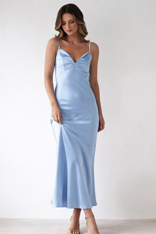 Vestido largo azul cielo con tirantes finos
