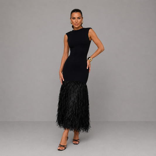 Vestido midi negro sin mangas con flecos en el bajo
