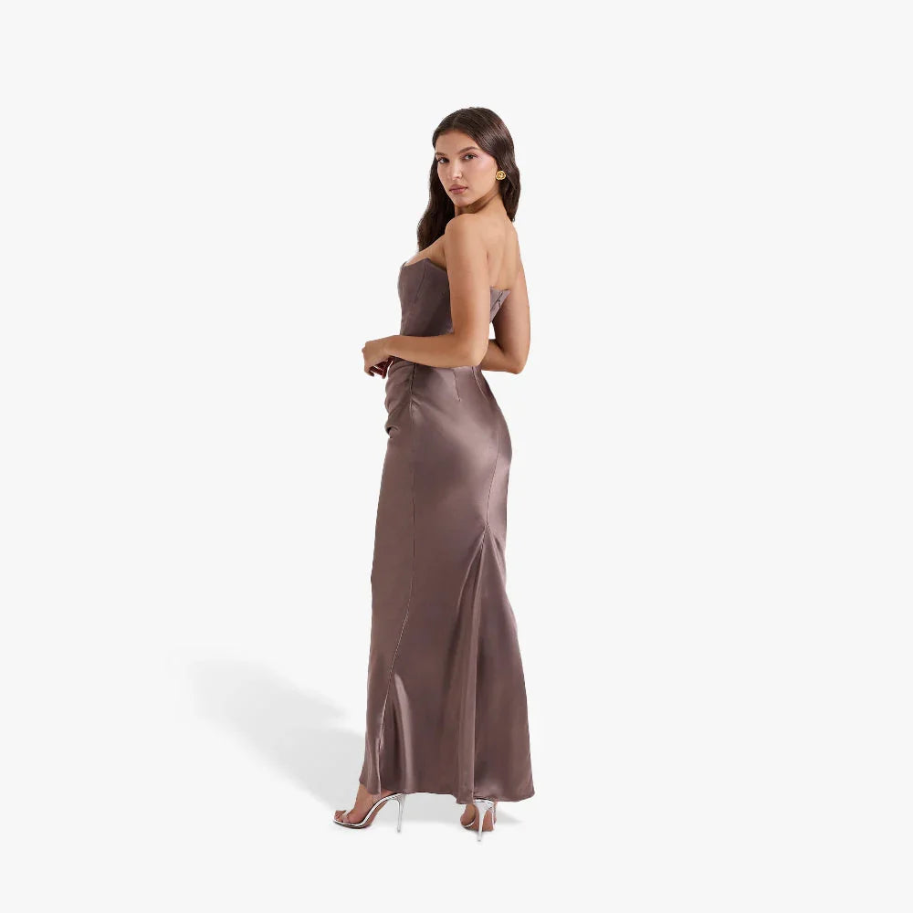 Vestido largo palabra de honor mujer con detalles drapeados elegantes