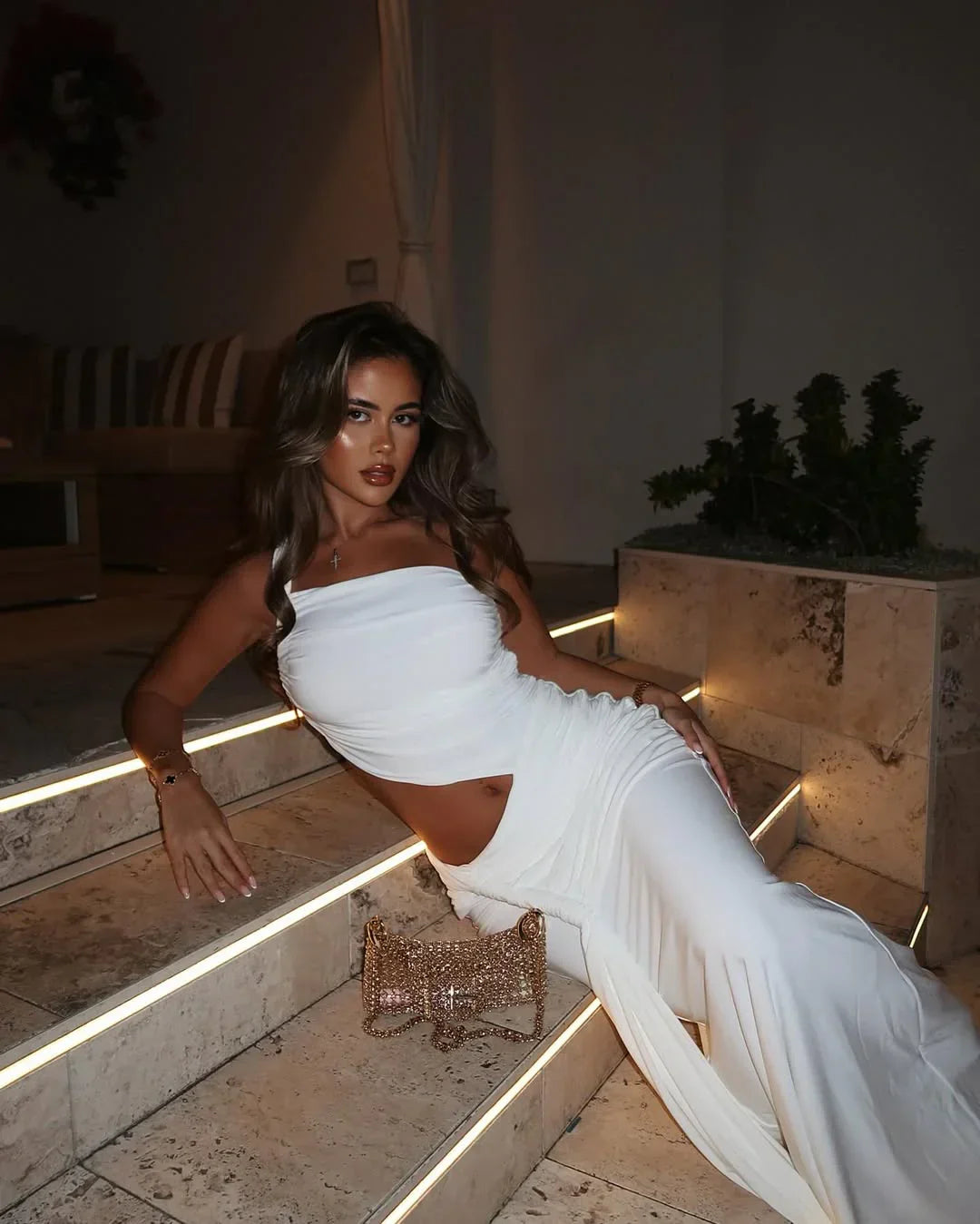 Vestido largo de verano de mujer blanco con recortes