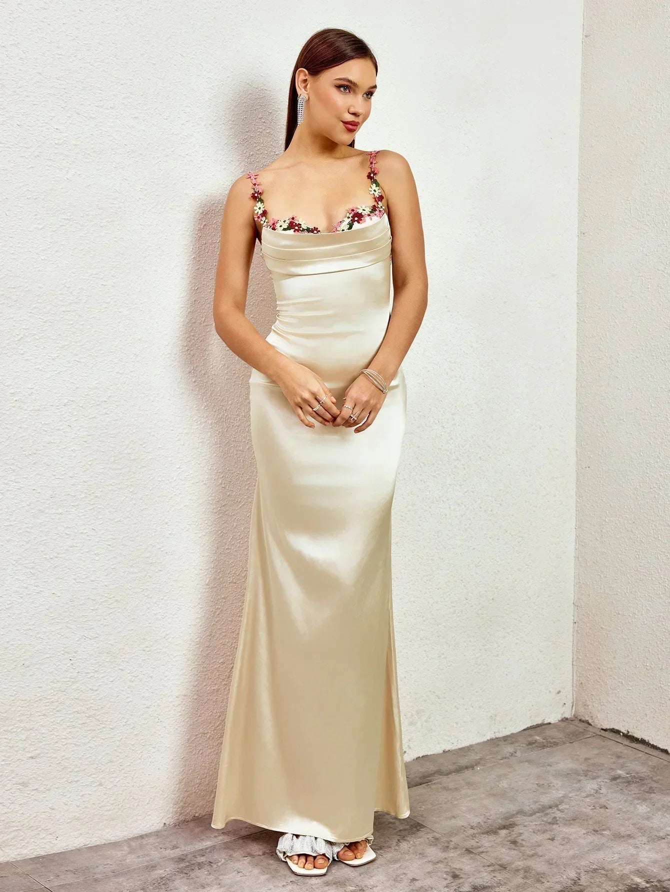 Vestido largo mujer satinado con adornos florales para fiesta