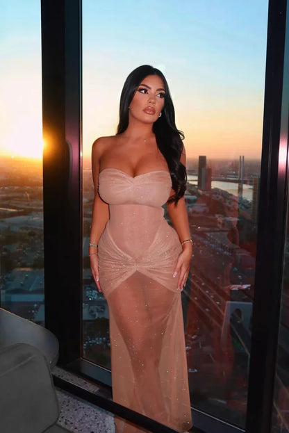 Vestido largo de noche beige con brillo sin tirantes plisado