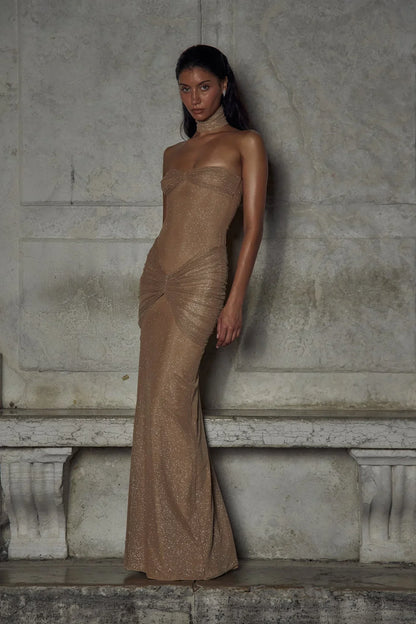 Vestido largo de noche beige con brillo sin tirantes plisado