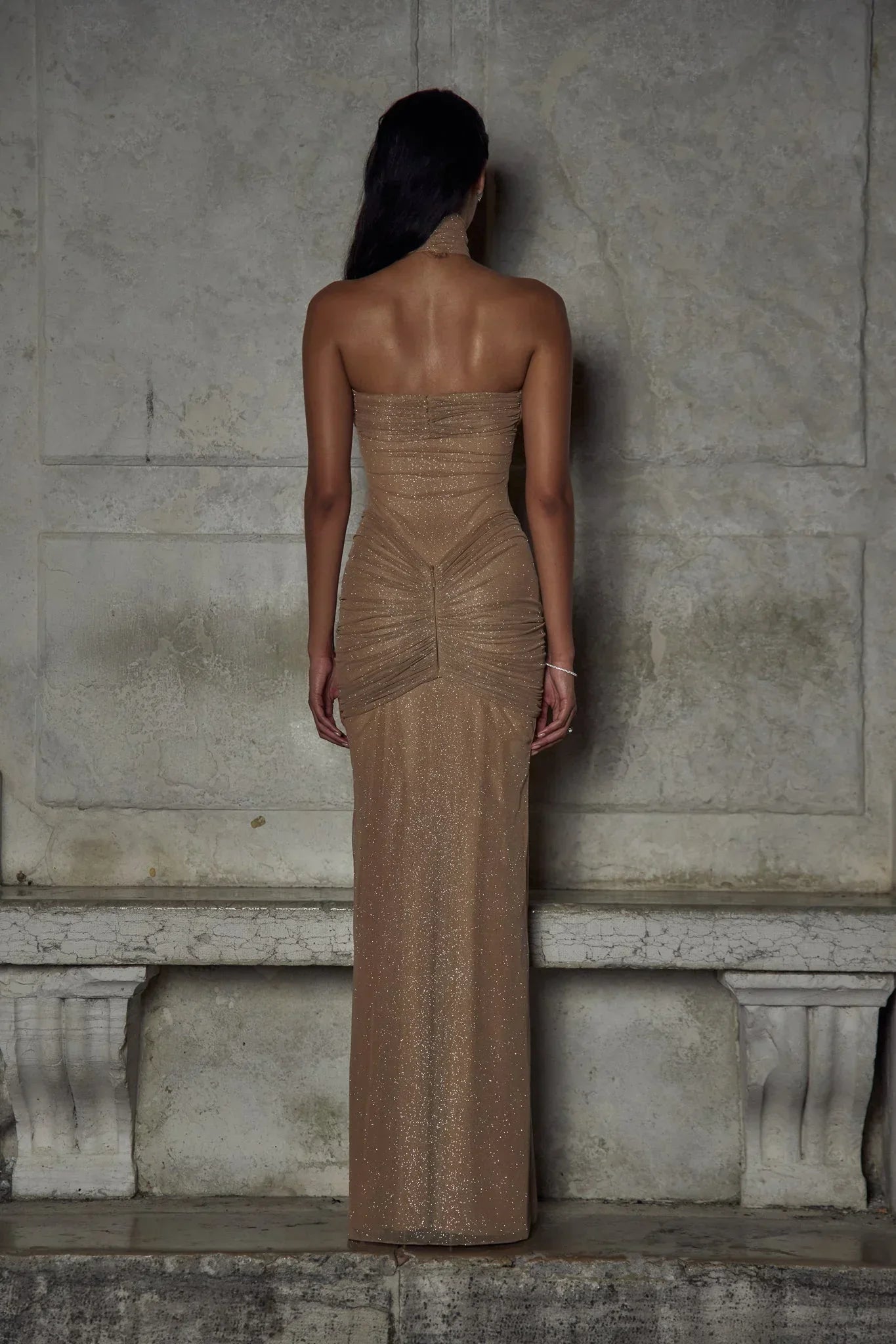 Vestido largo de noche beige con brillo sin tirantes plisado