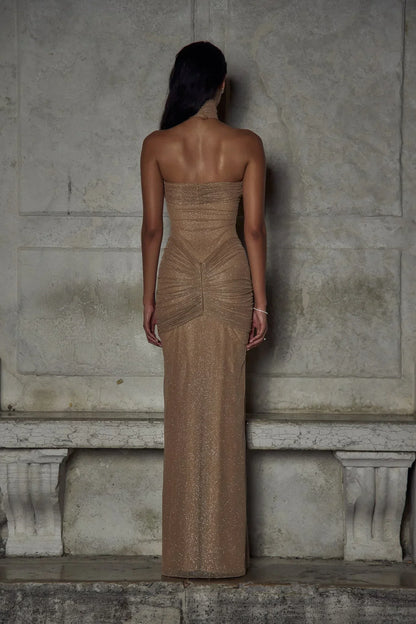 Vestido largo de noche beige con brillo sin tirantes plisado