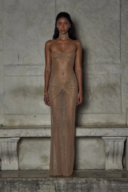 Vestido largo de noche beige con brillo sin tirantes plisado