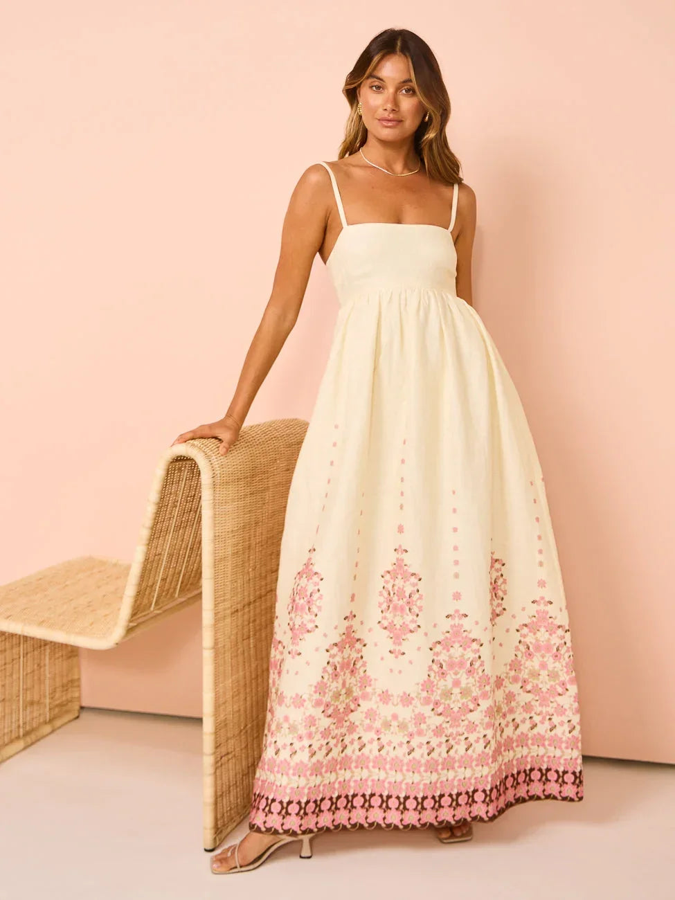 Vestido largo de mujer con motivos florales de verano y tirantes finos
