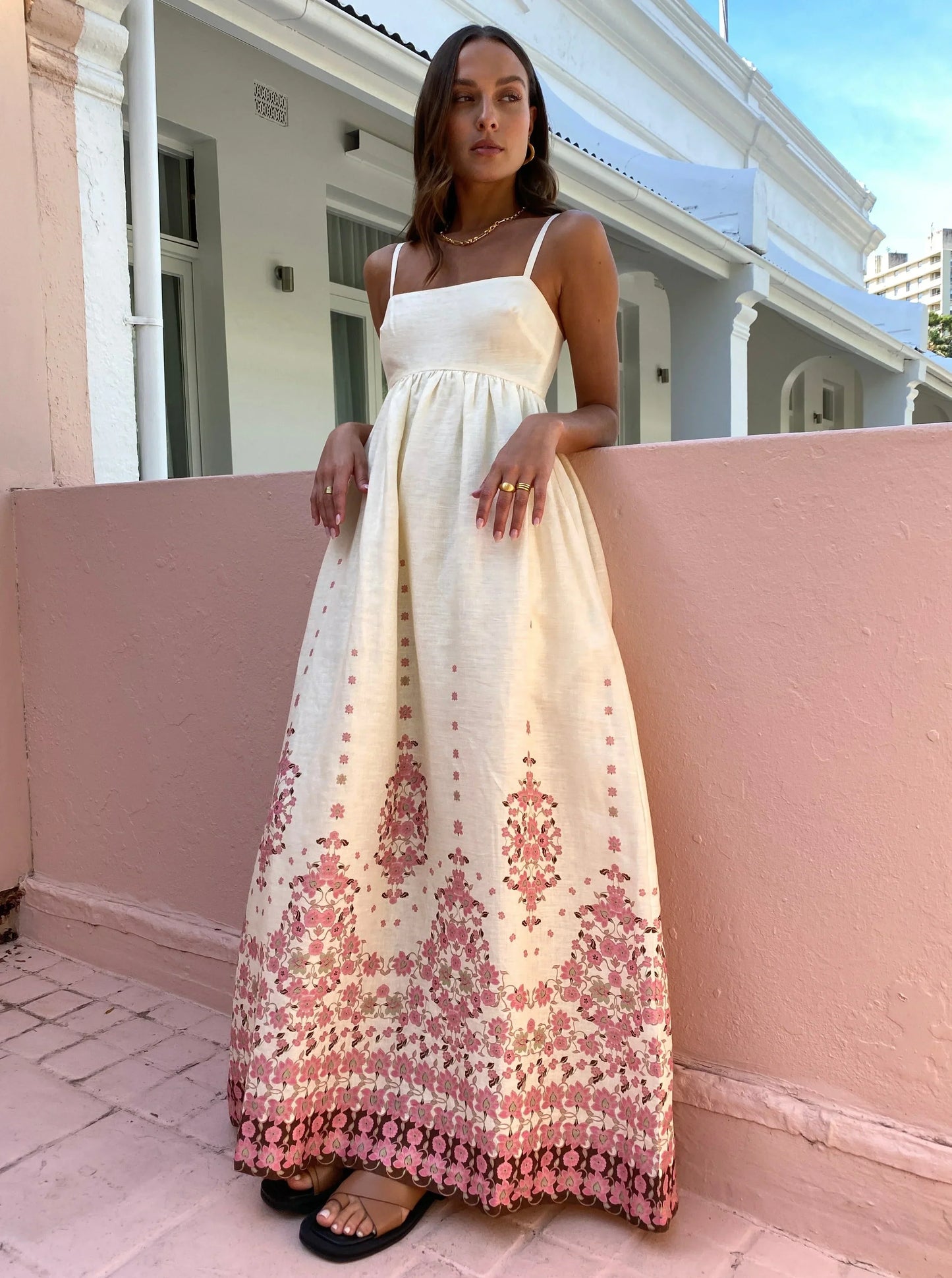 Vestido largo de mujer con motivos florales de verano y tirantes finos