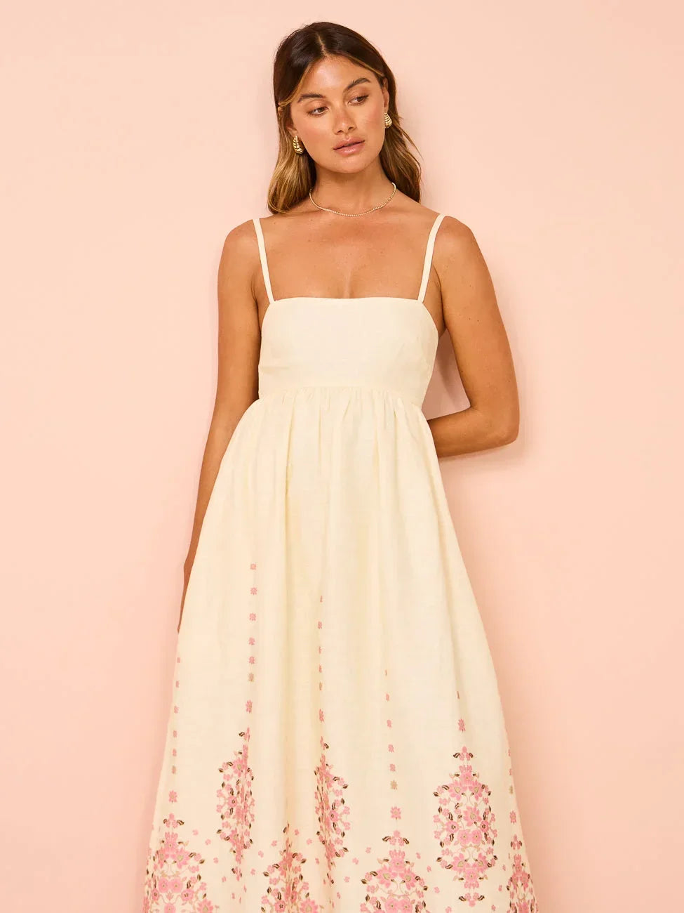 Vestido largo de mujer con motivos florales de verano y tirantes finos