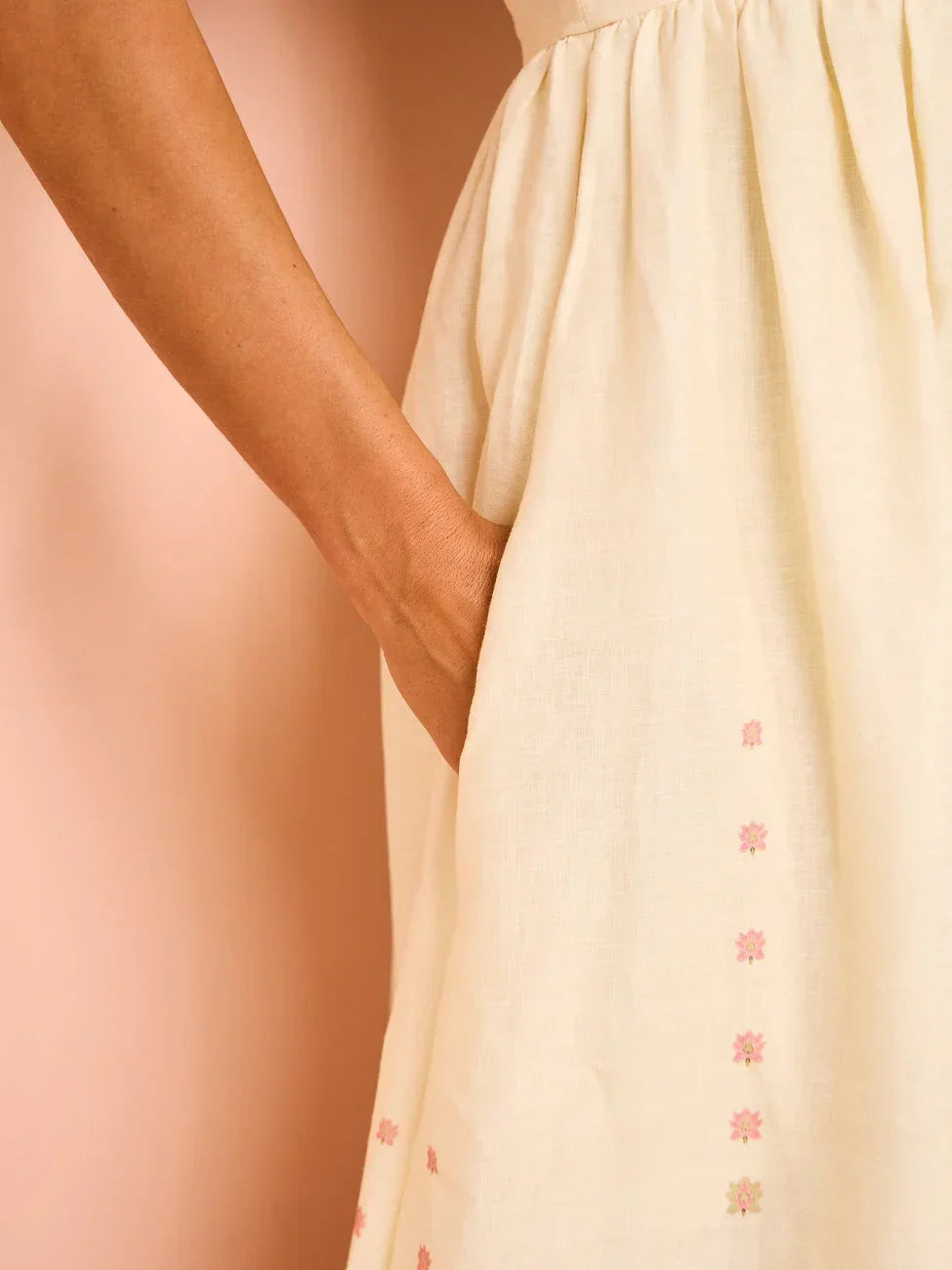 Vestido largo de mujer con motivos florales de verano y tirantes finos