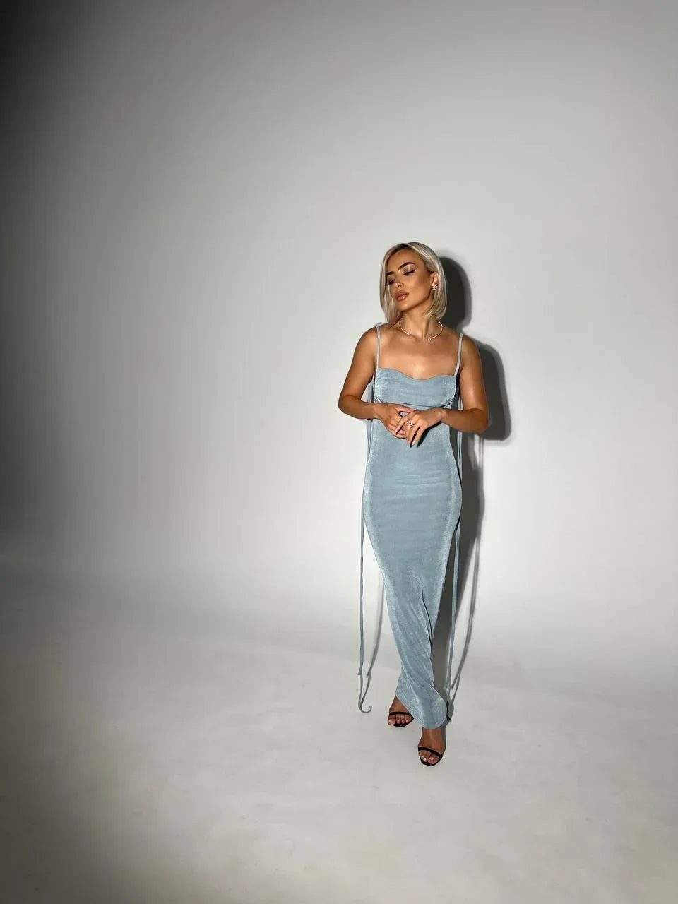Vestido largo de mujer de espalda descubierta con cintas ajustables para fiesta