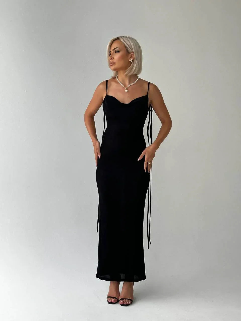 Vestido largo de mujer de espalda descubierta con cintas ajustables para fiesta