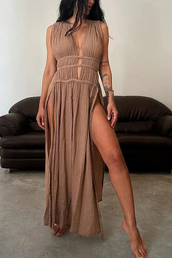 Vestido largo con espalda descubierta, recortes y abertura elegante