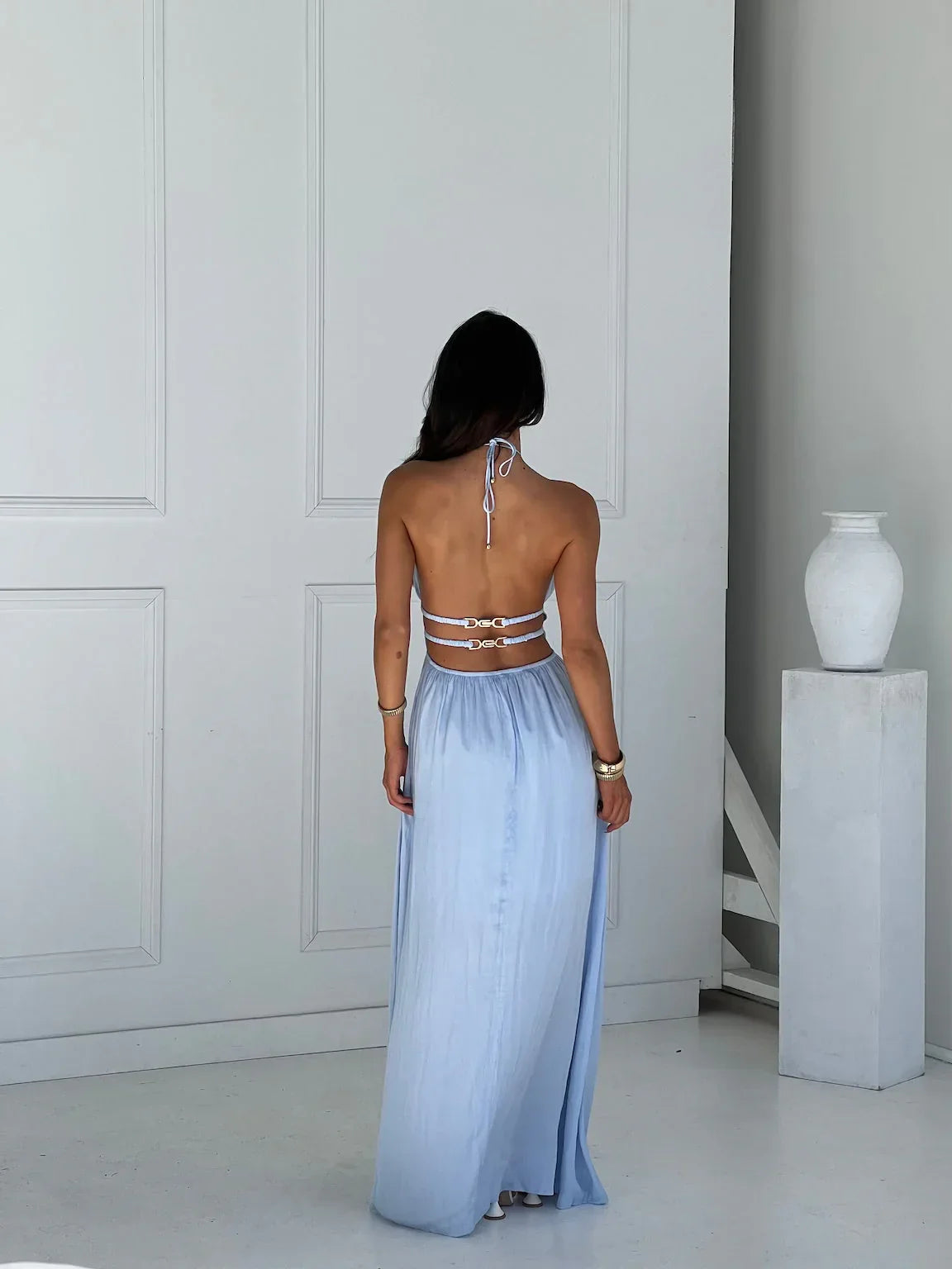 Vestido largo mujer con espalda descubierta y detalles recortados