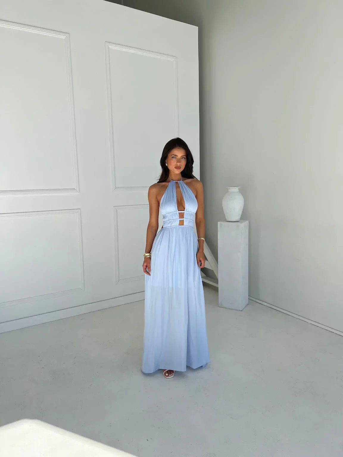 Vestido largo mujer con espalda descubierta y detalles recortados
