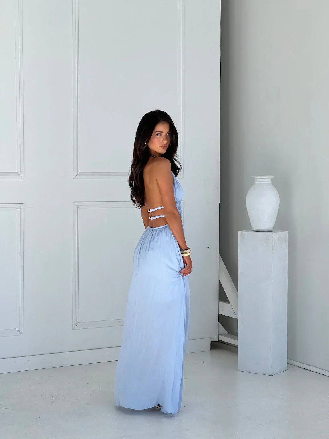 Vestido largo mujer con espalda descubierta y detalles recortados