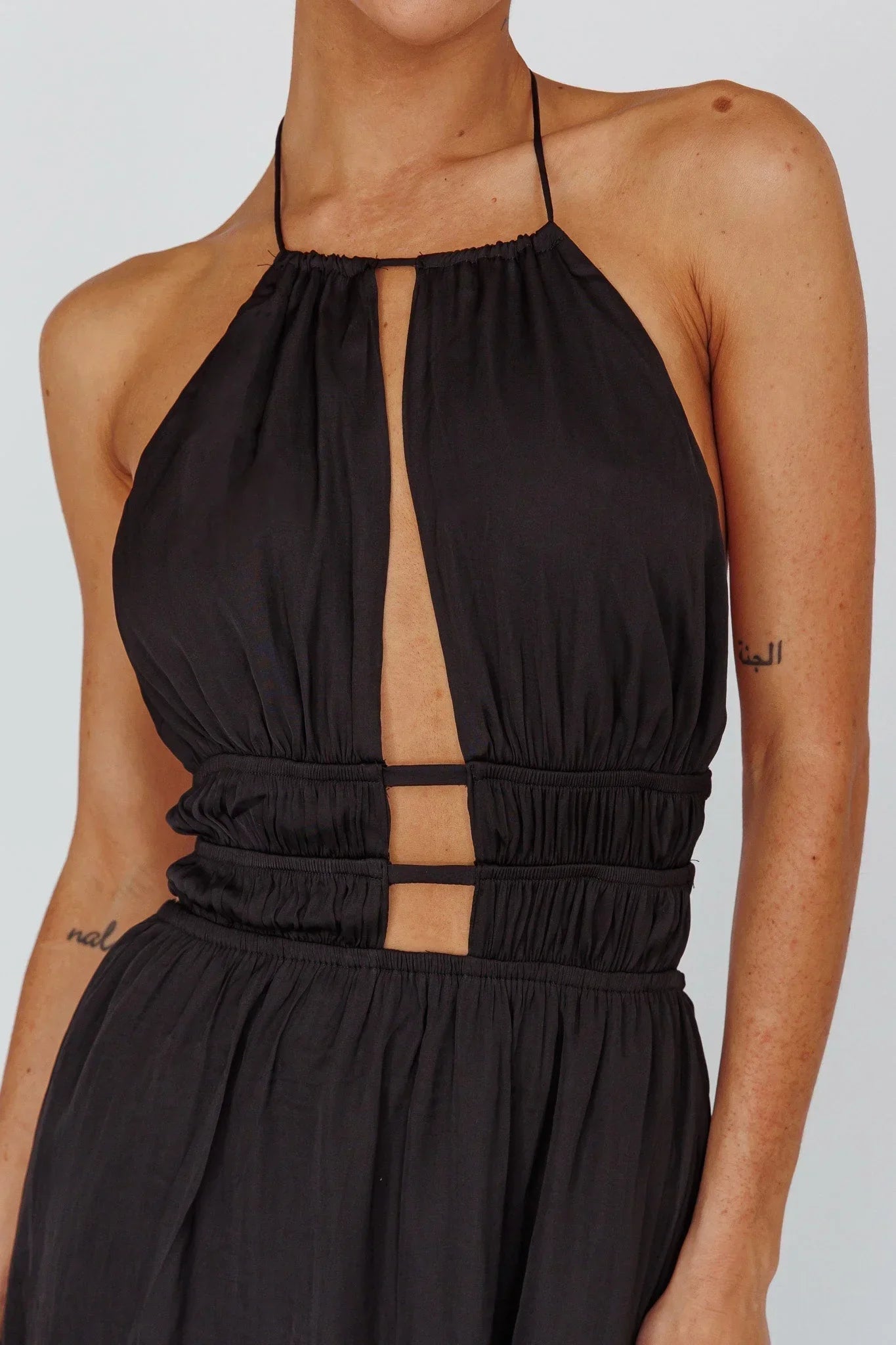 Vestido largo mujer con espalda descubierta y detalles recortados