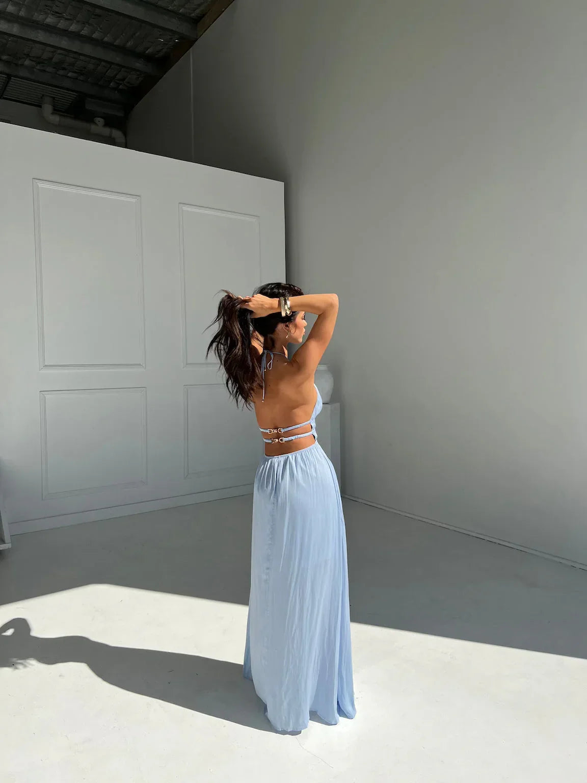 Vestido largo mujer con espalda descubierta y detalles recortados