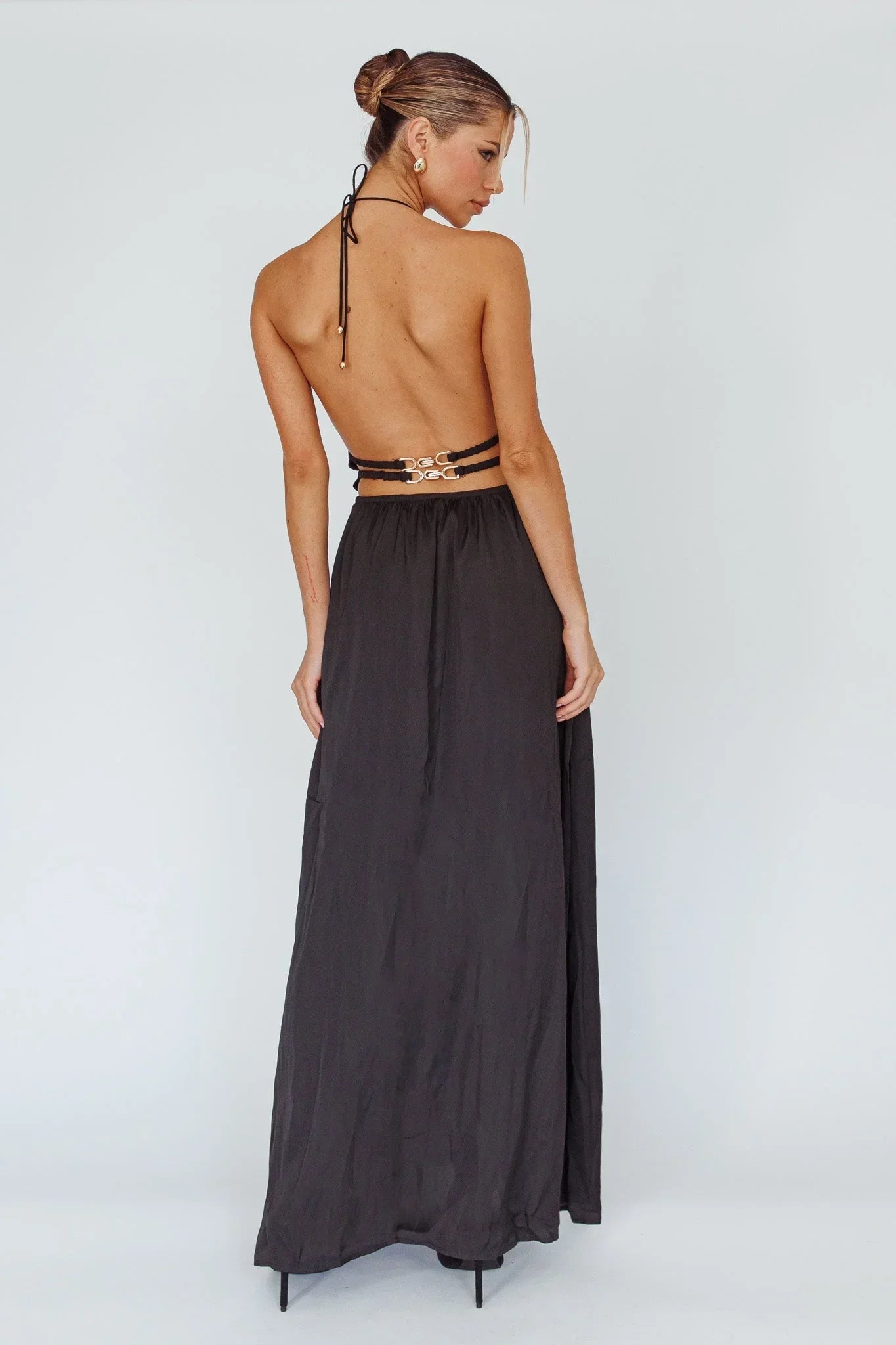 Vestido largo mujer con espalda descubierta y detalles recortados