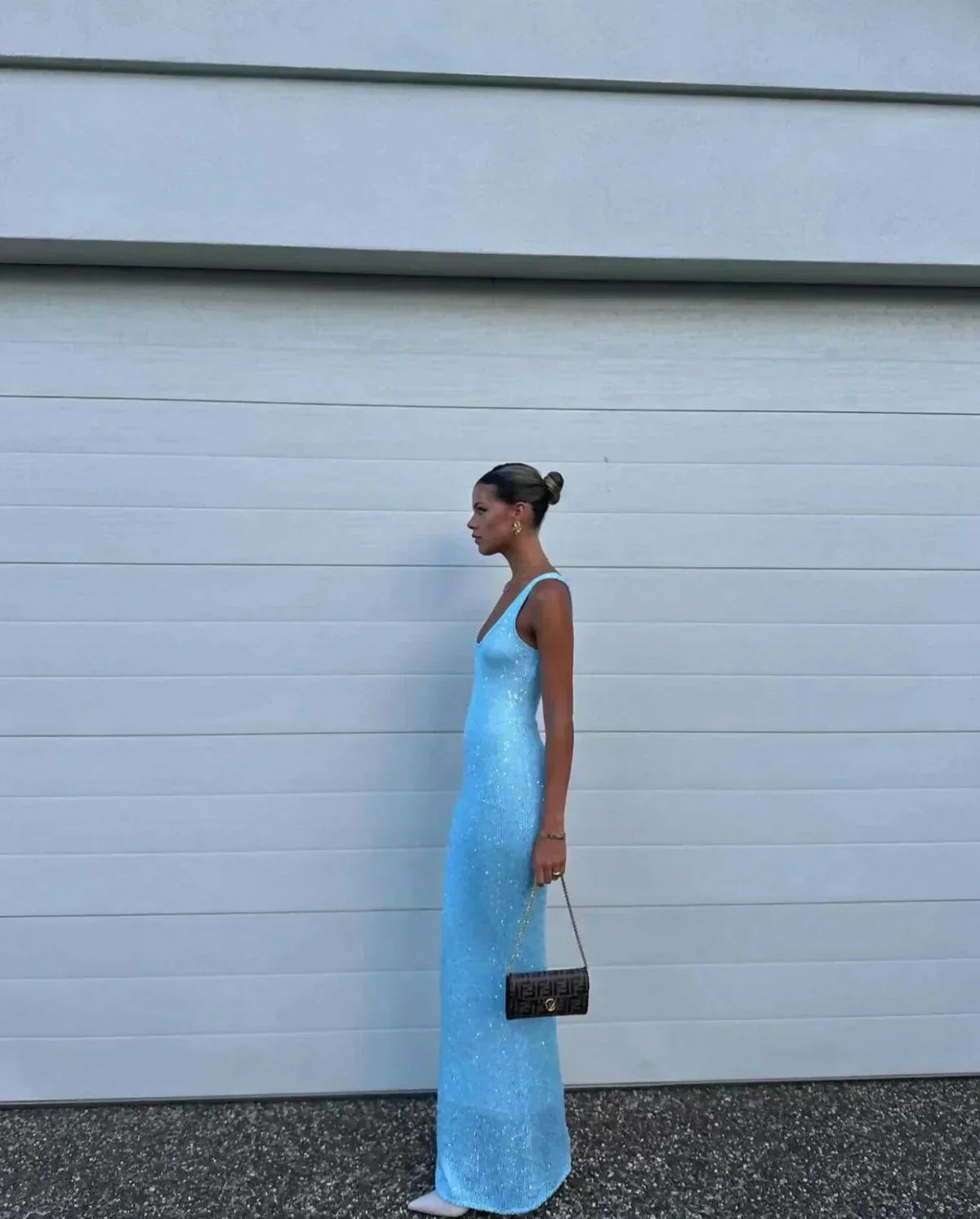 Vestido largo de mujer azul glacé sin mangas ajustado