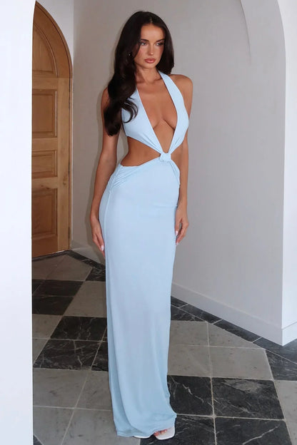 Vestido largo de mujer azul de espalda descubierta