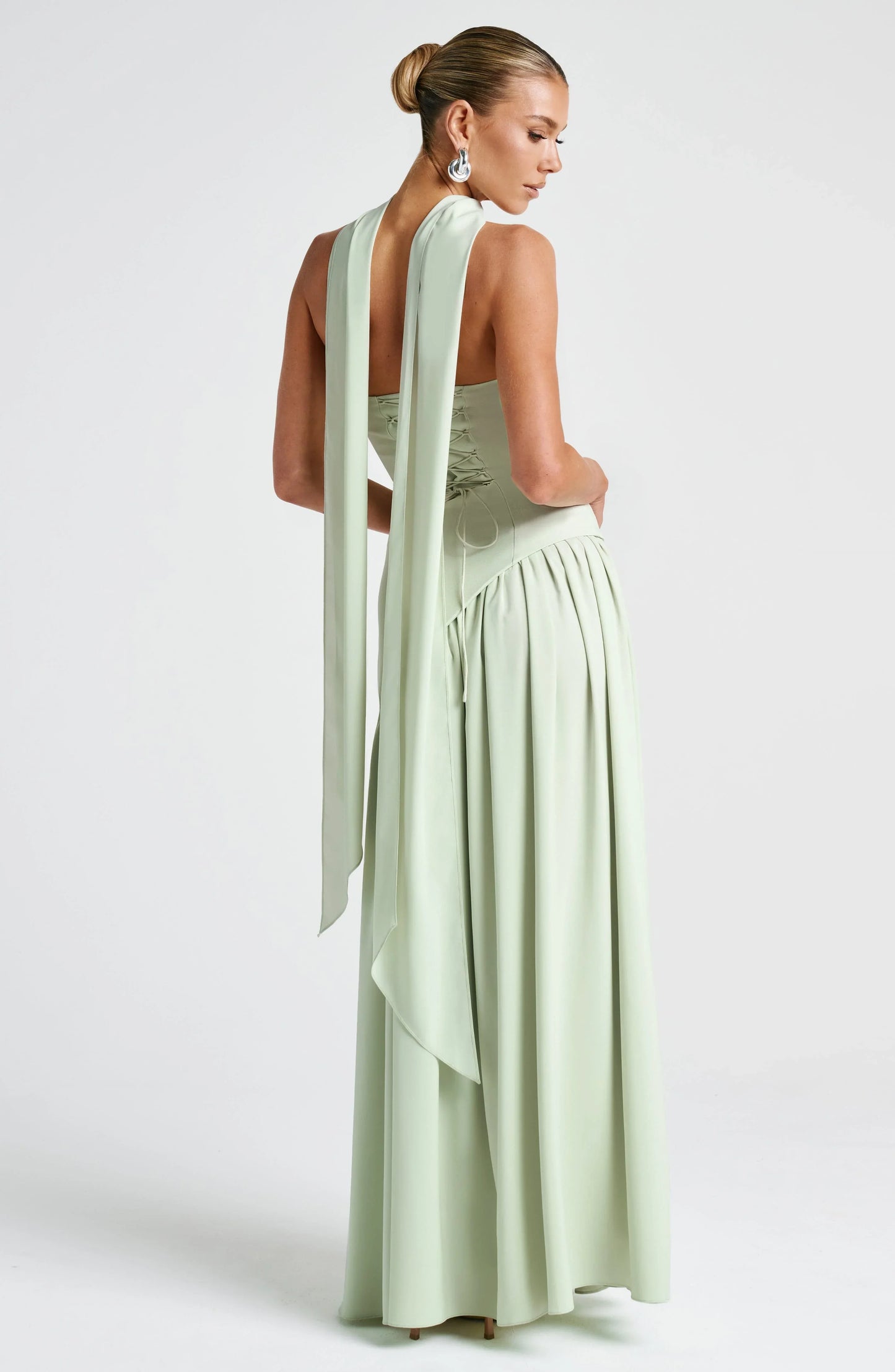 Vestido largo palabra de honor corsé con detalle de pañuelo y abertura alta