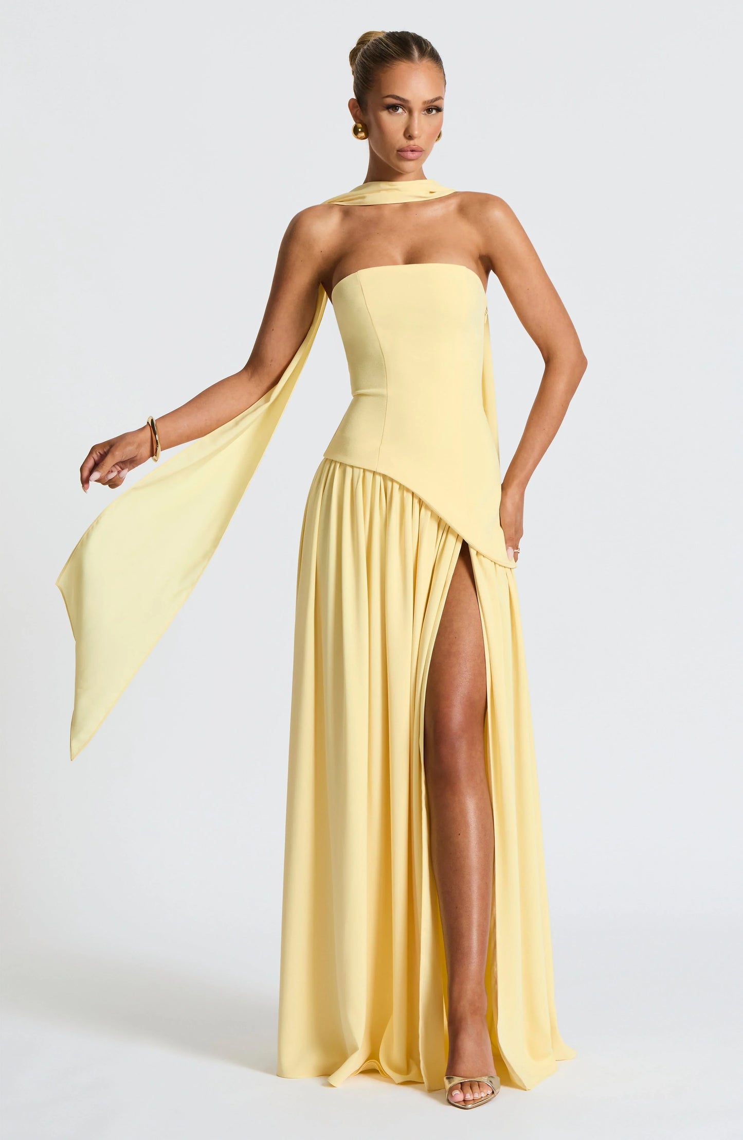 Vestido largo palabra de honor corsé con detalle de pañuelo y abertura alta