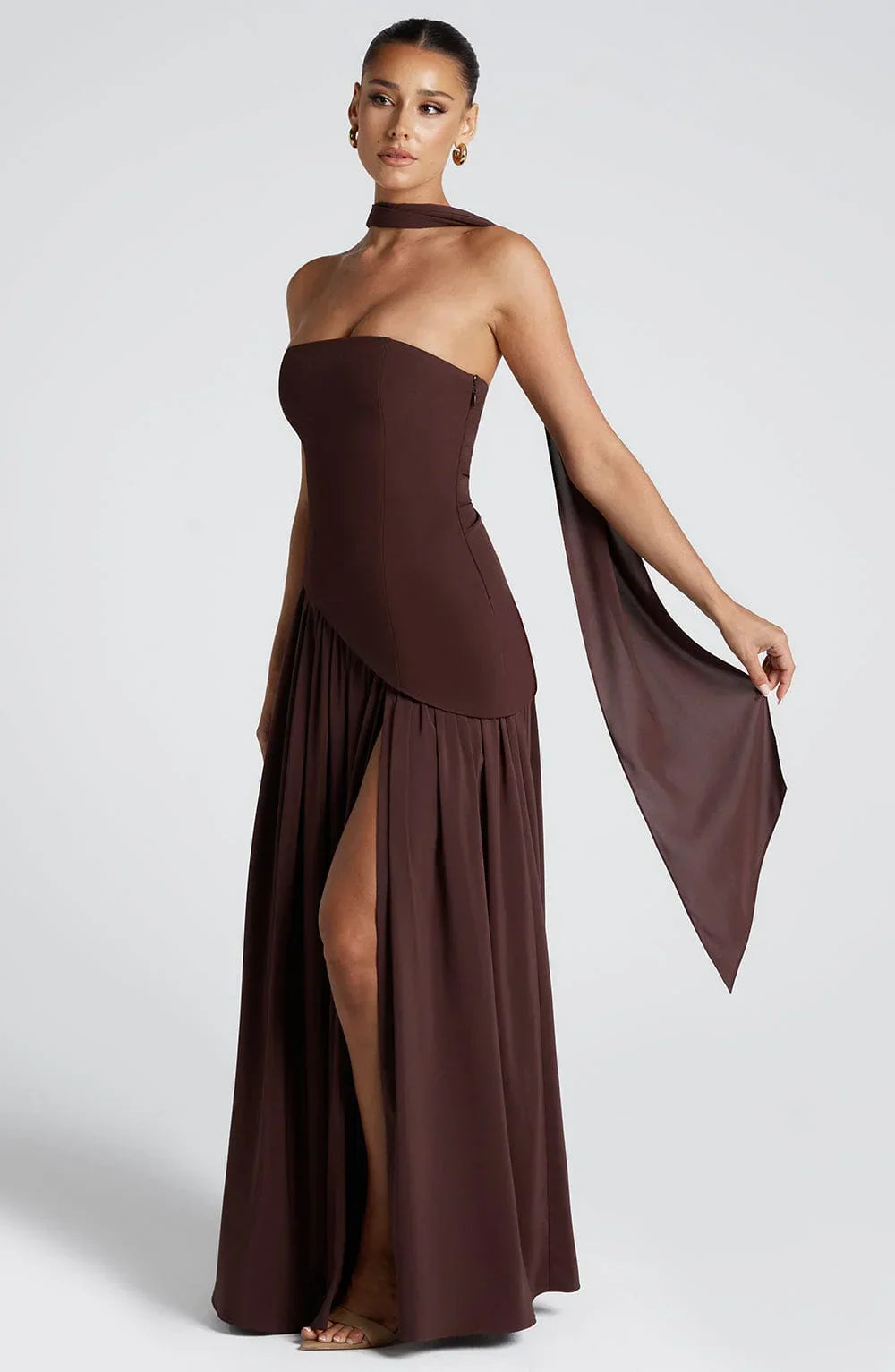 Vestido largo palabra de honor corsé con detalle de pañuelo y abertura alta