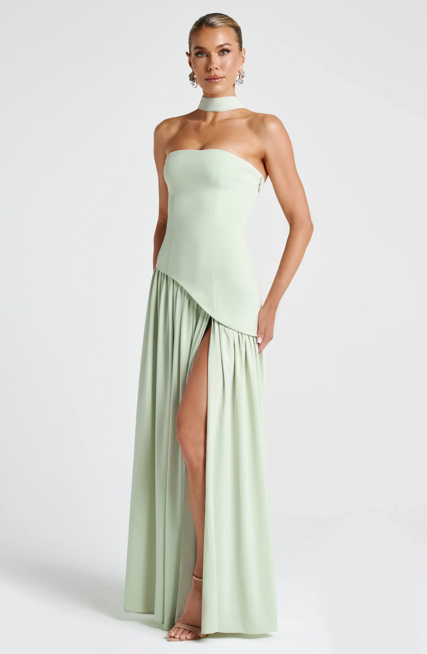 Vestido largo palabra de honor corsé con detalle de pañuelo y abertura alta