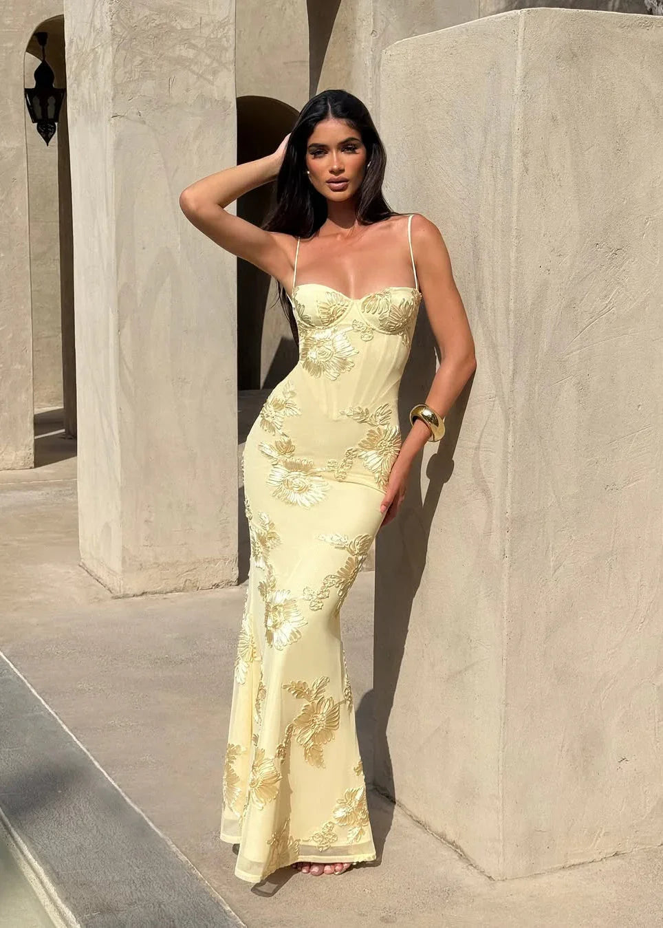 Vestido largo amarillo con bordado floral para mujer
